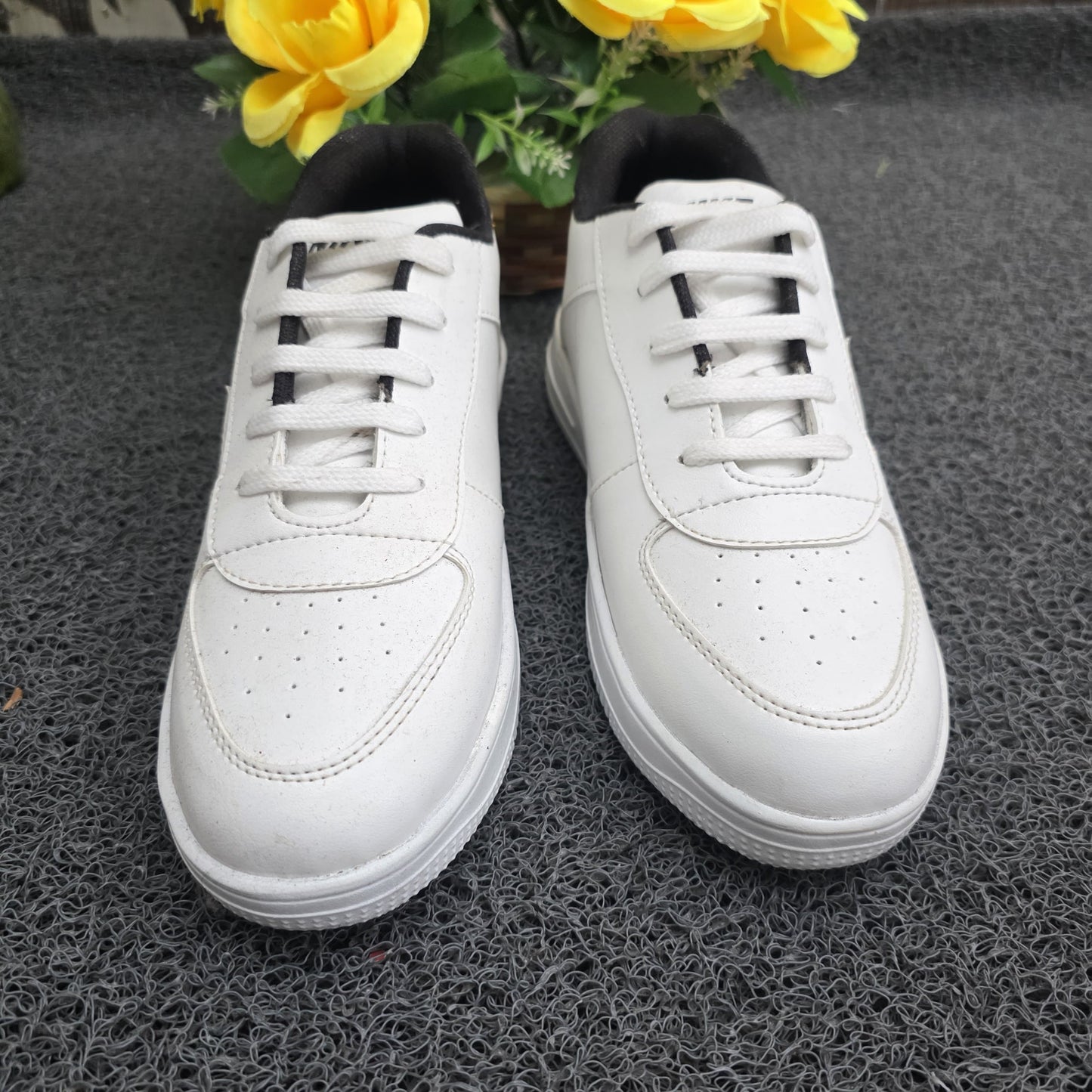 Men's Casual white Shoes single pcs @350 and Buy 3 pc combo @999