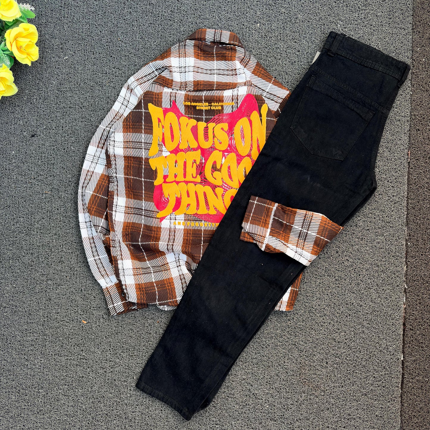 2 in 1 combo Double pocket back printed shirts + mom fit jeans buy @600 rs only