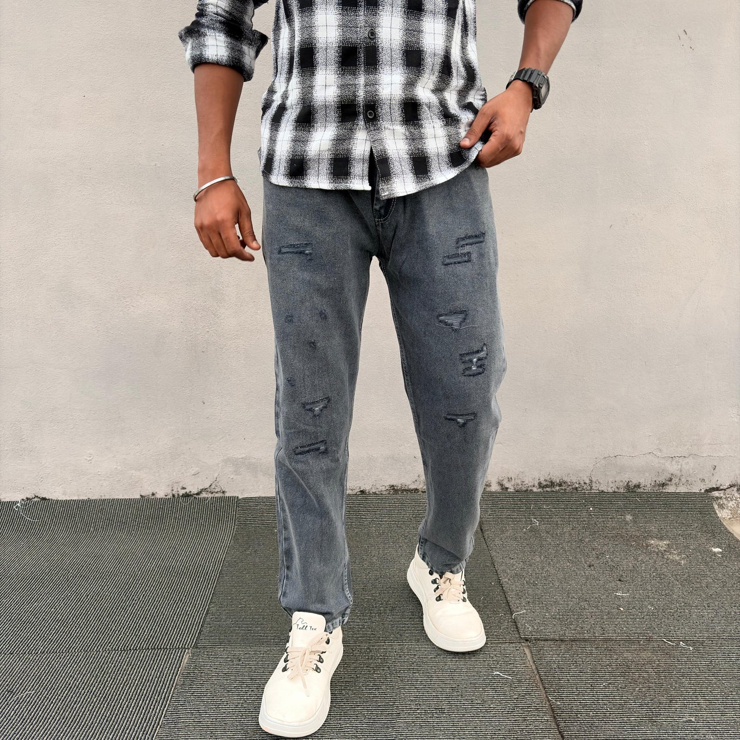 Torn mom fit jeans pant buy @ 450 rs