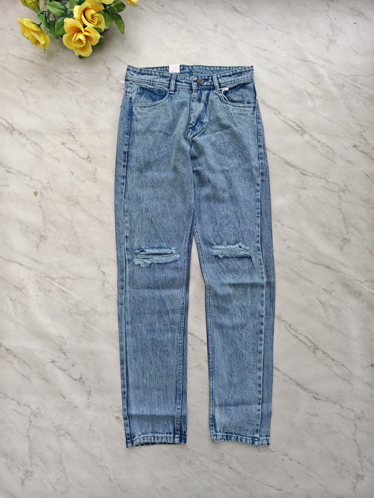 Men's Knee torn mom fit jeans pant buy @450 rs only