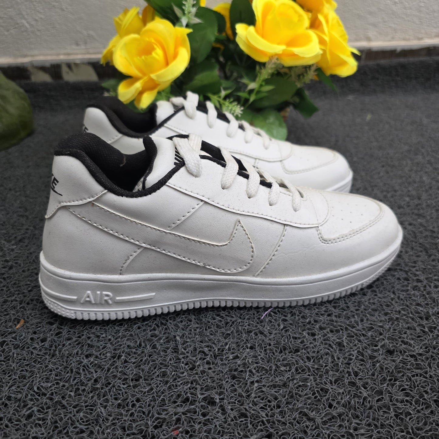 Men's Casual white Shoes single pcs @350 and Buy 3 pc combo @999