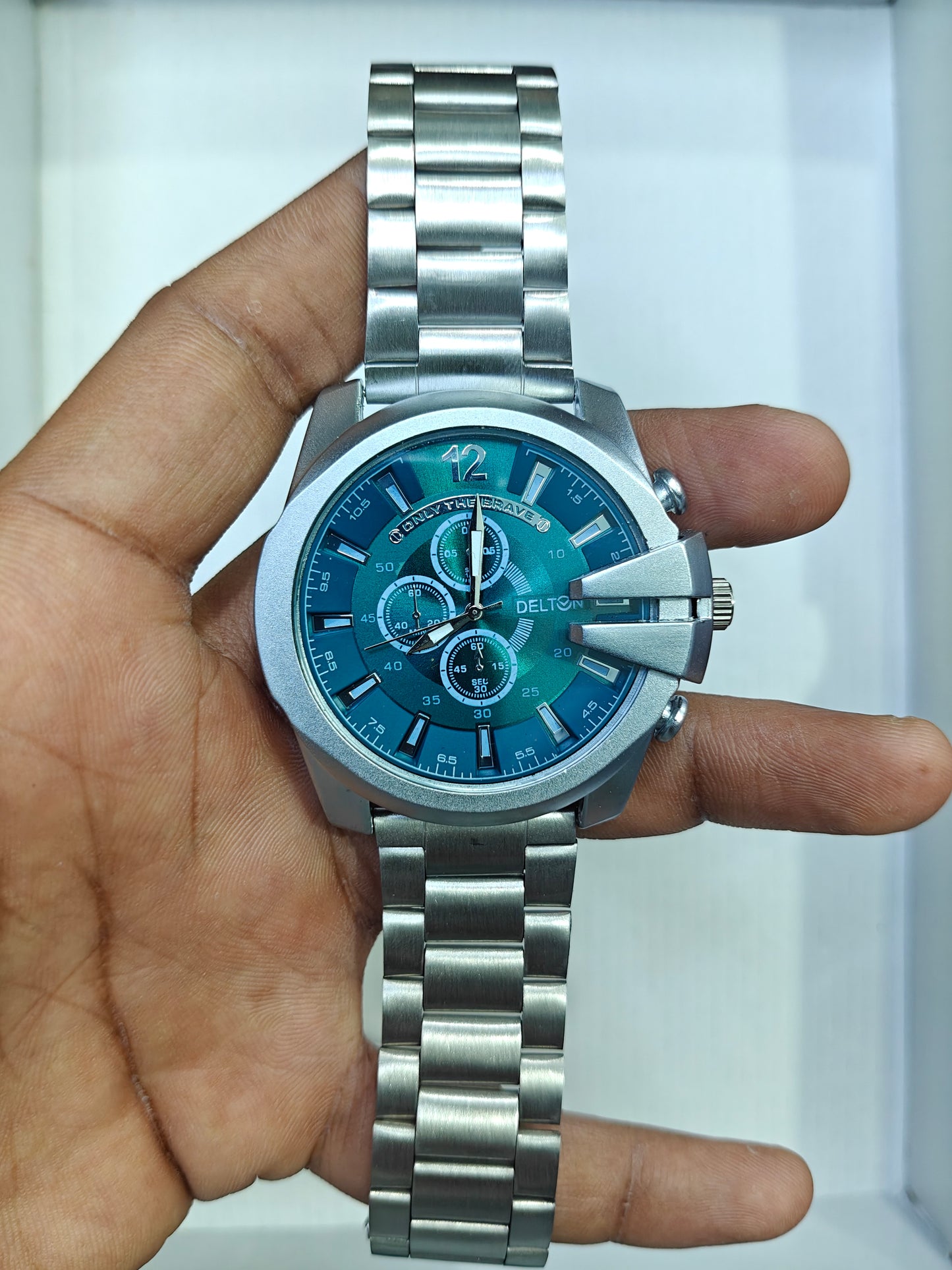 Trendy Silver Strap Bold Watches @250rs (Green)