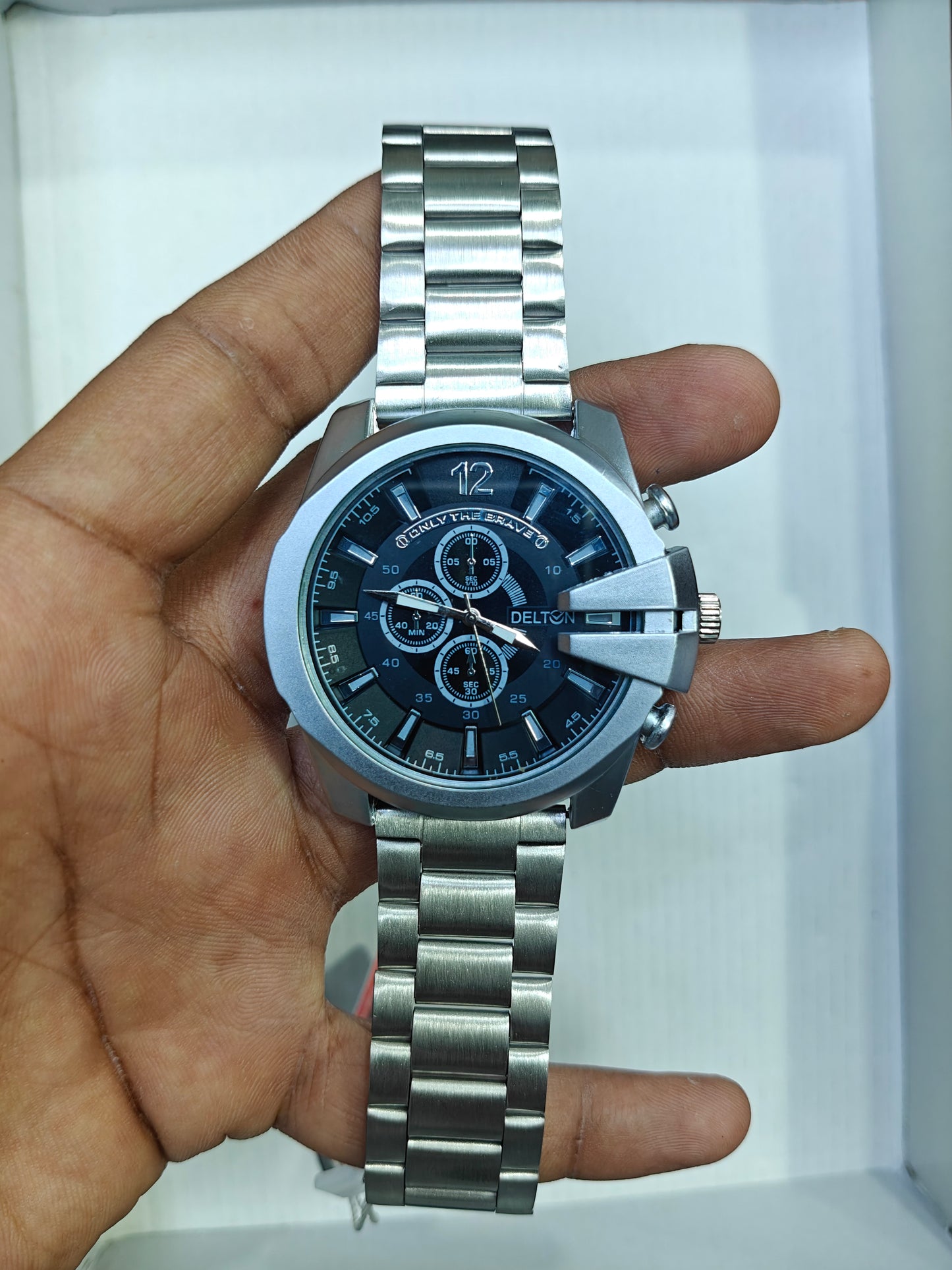 Trendy Silver Strap Bold Watches @250rs (Black)