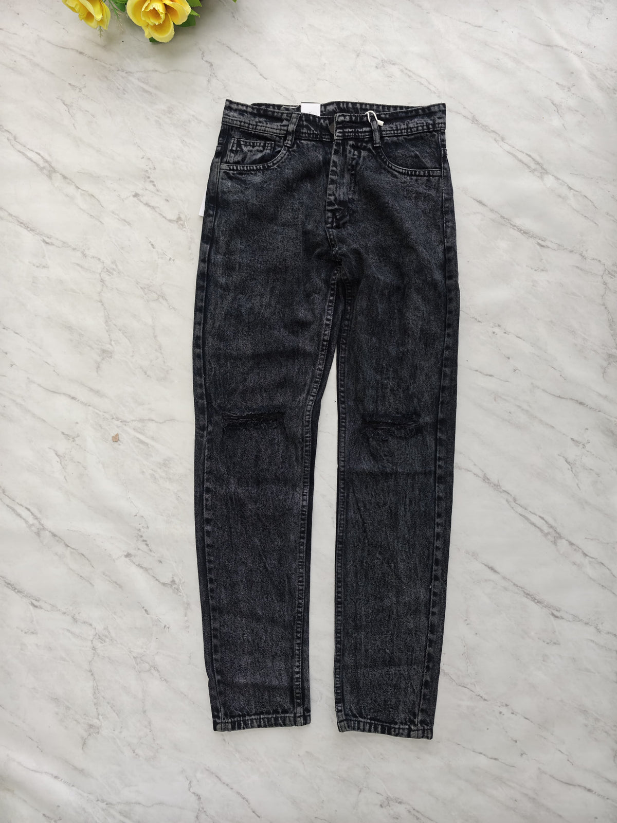 Men's Knee torn mom fit jeans pant buy @450 rs only