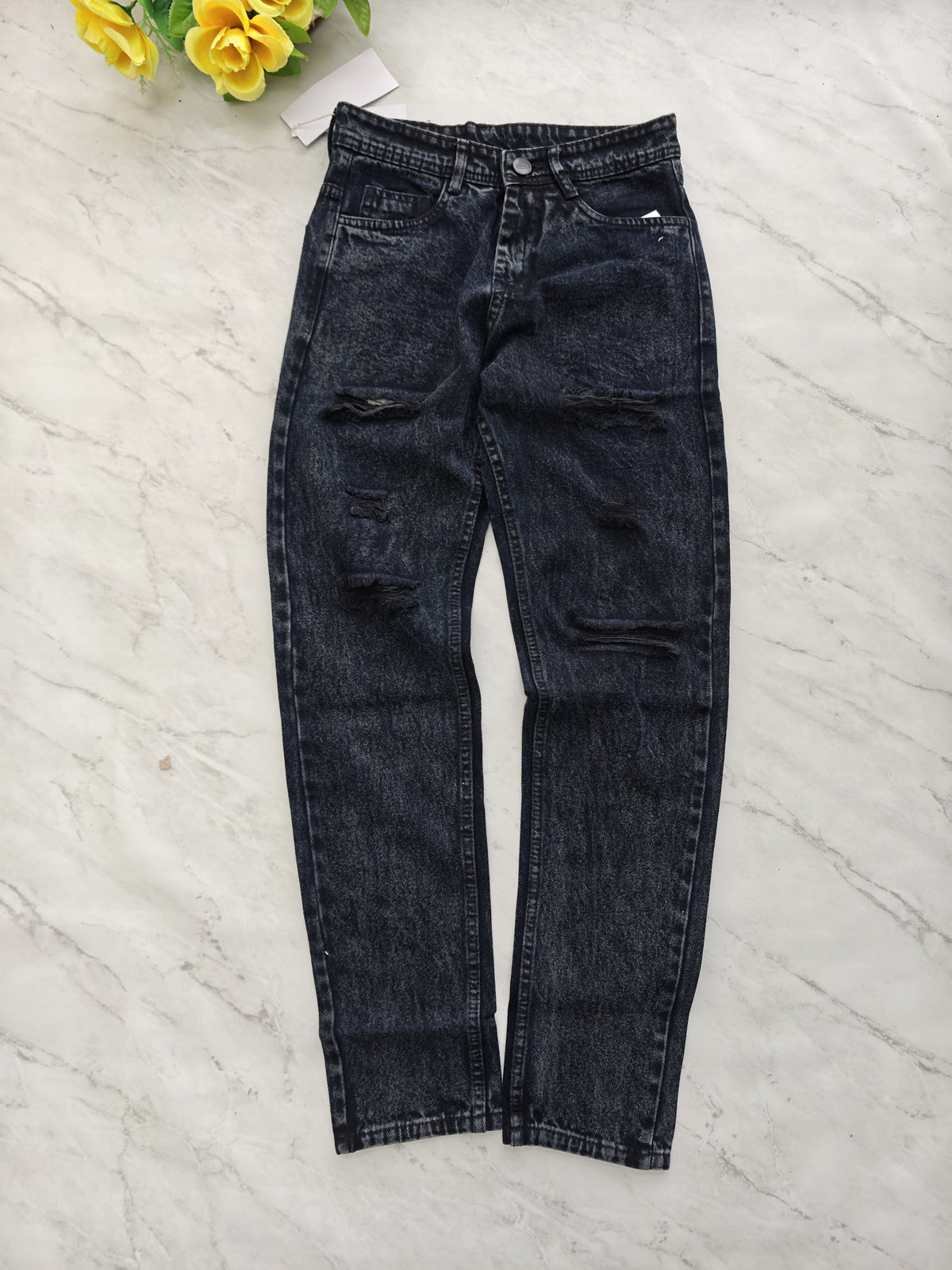 Men's torn mom fit jeans pants buy @450 rs only