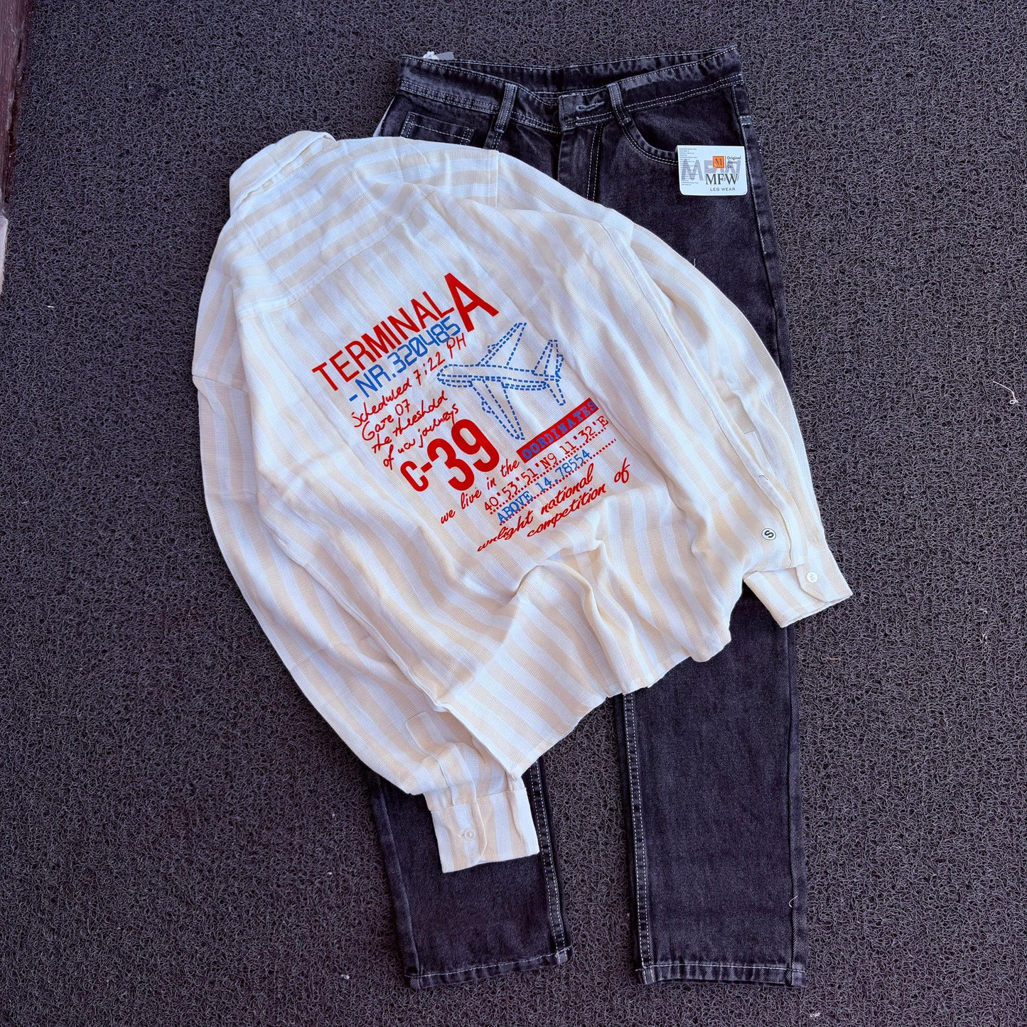 2 in 1 combo back print shirts+ plain mom fit jeans combo buy @500 rs only( Pant color black shade)